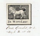 135170 Afbeelding van de naamsteen in de gevel van het huis De Witte Leeuw (Oudegracht, Wijk B nr. 20) te Utrecht.N.B. ...